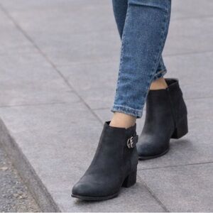 NWT Clarks Adreena Leather Mid Stacked Heel Black Ankle Booties zip Sz 7W